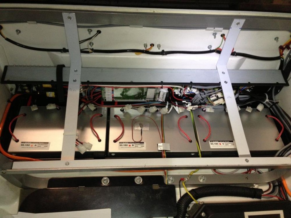 TW713 Batterieeinbau fertig Übersicht.jpg