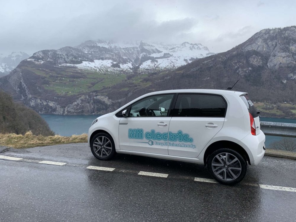 seat-mii-electric-vollansicht-berge-see_1600x1200.jpg