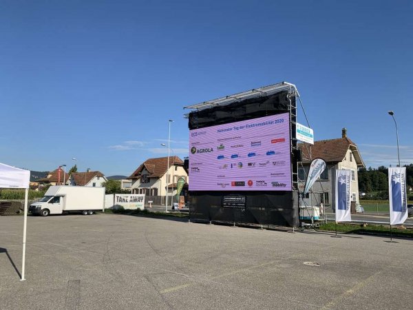 Grossleinwand an der TdEm in Oftringen